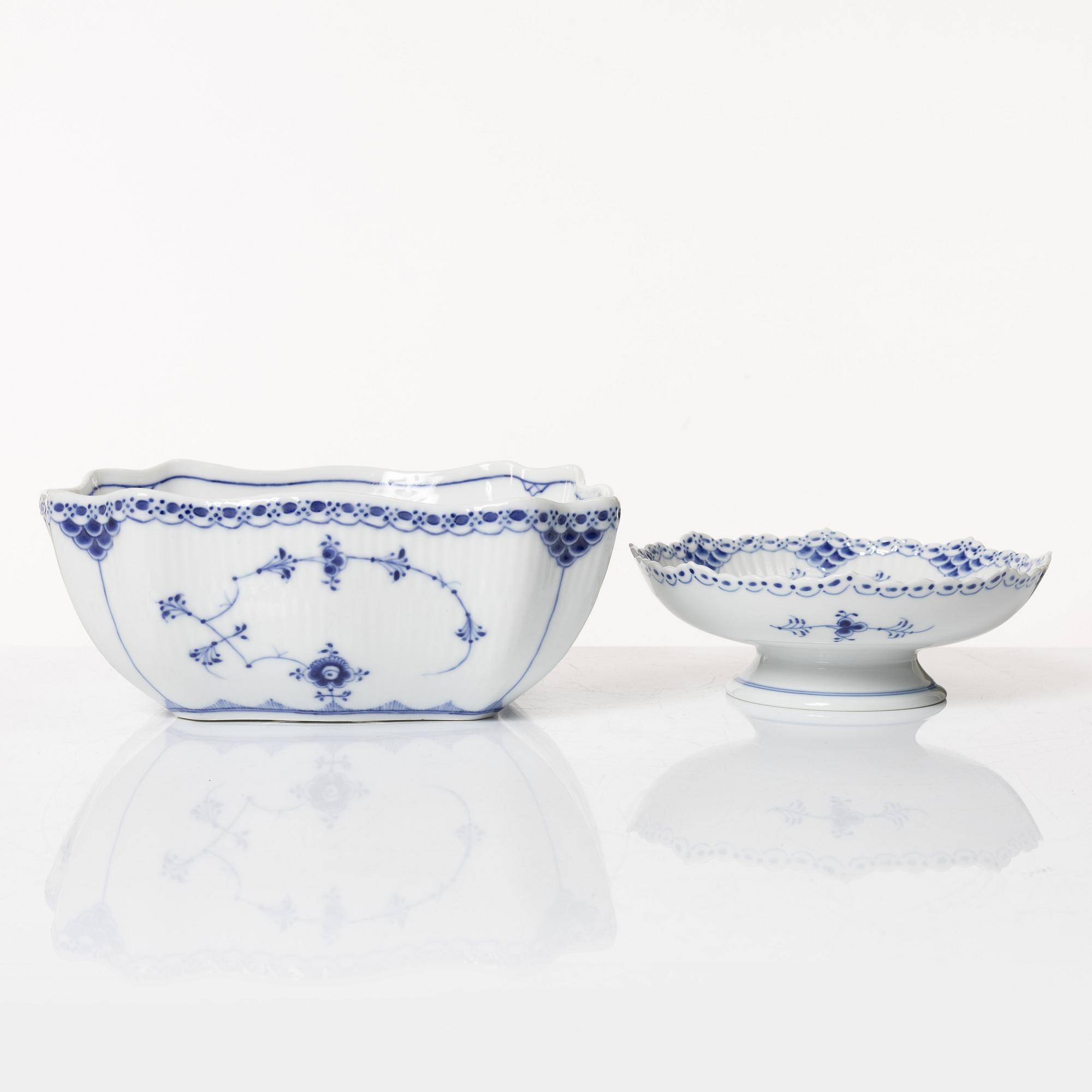 Royal Copenhagen, mat-, kaffe- och teservis, 88 delar, "Musselmalet", Danmark, 1800-1900-tal.