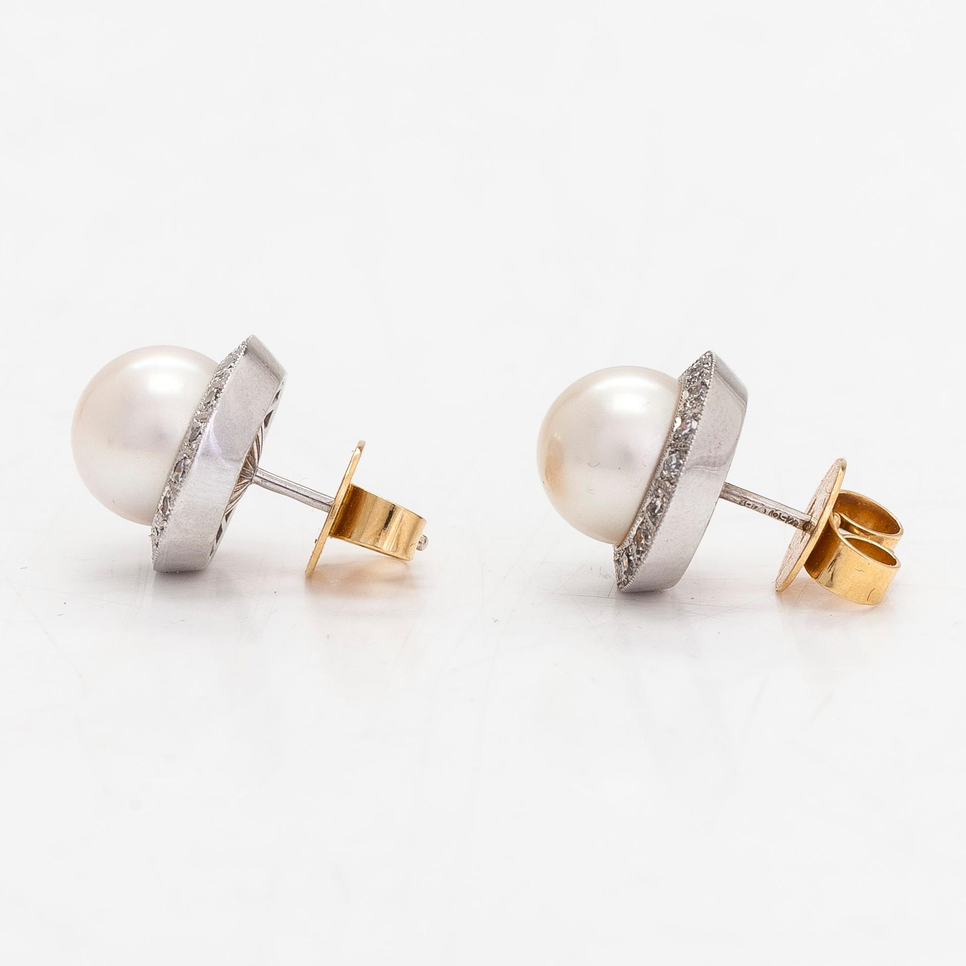 Torbjörn Tillander, Örhängen, 18K vitguld, odlade pärlor och diamanter tot. ca 0.21 ct.