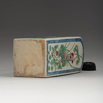 A square famille verte bottle, Qing dynasty, Kangxi (1662-1722).
