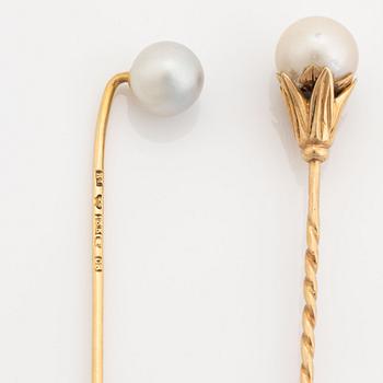 Two pins and pair of shirt buttons 18K gold with pearls.