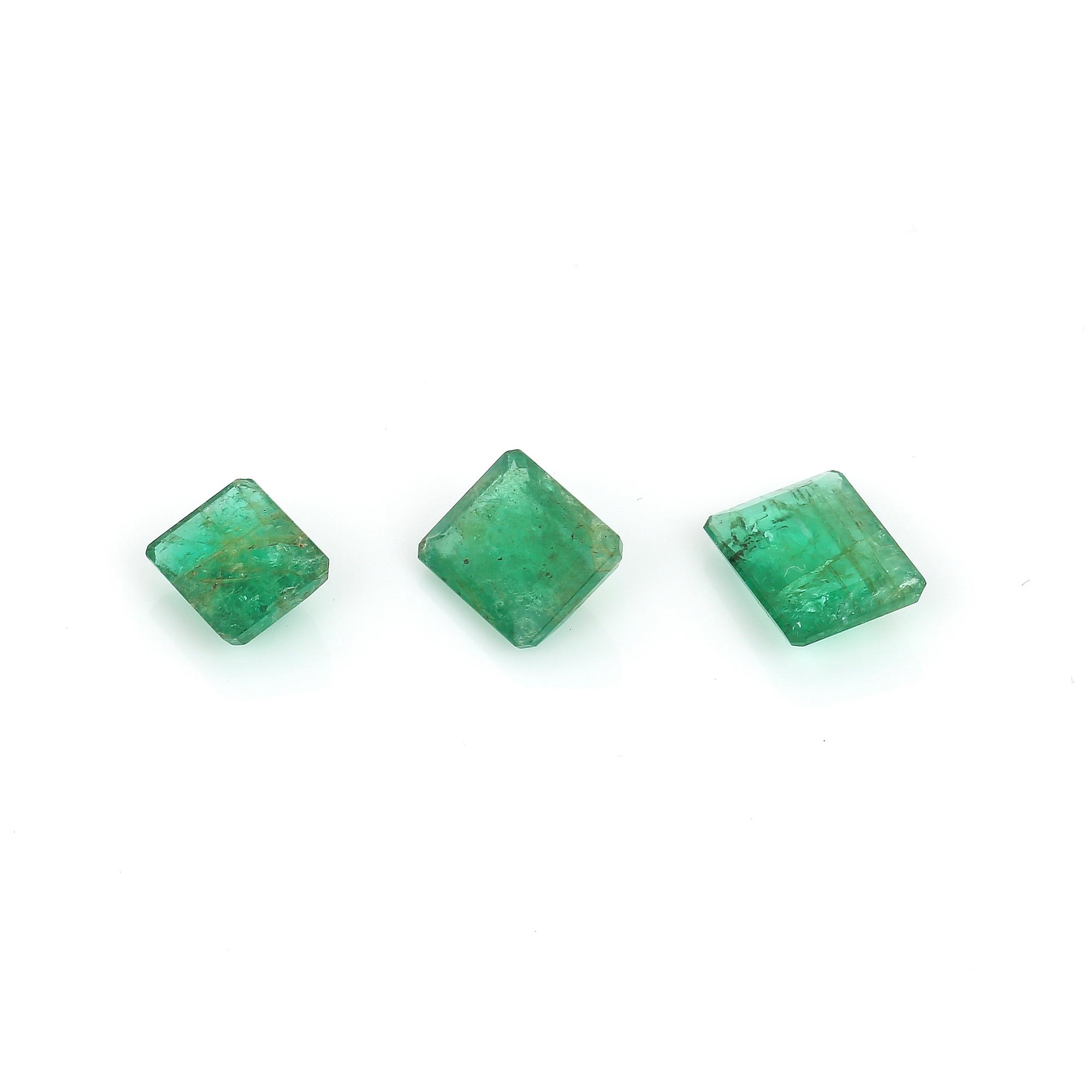 SMARAGDER, 3 st, smaragdslipade, total vikt ca 3,75 ct.