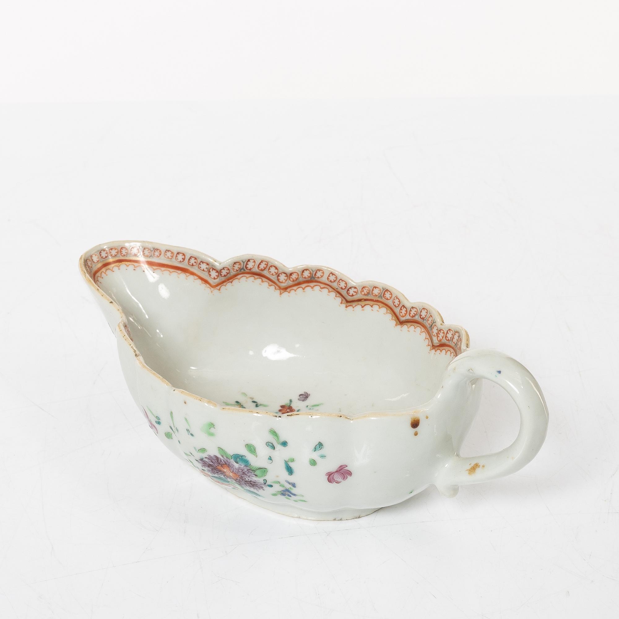 A group of 14 Chinese porcelain dessert dishes and a famile rose sauce boat, Qing dynasty, Qianlong (1736-95).