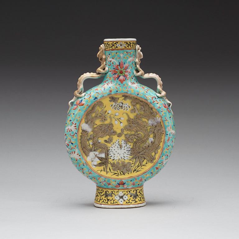 PILGRIMSFLASKA, porslin. Qingdynastin 1800-tal.