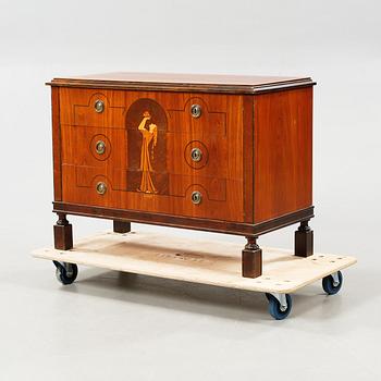 A 1920/30s chest of drawers.