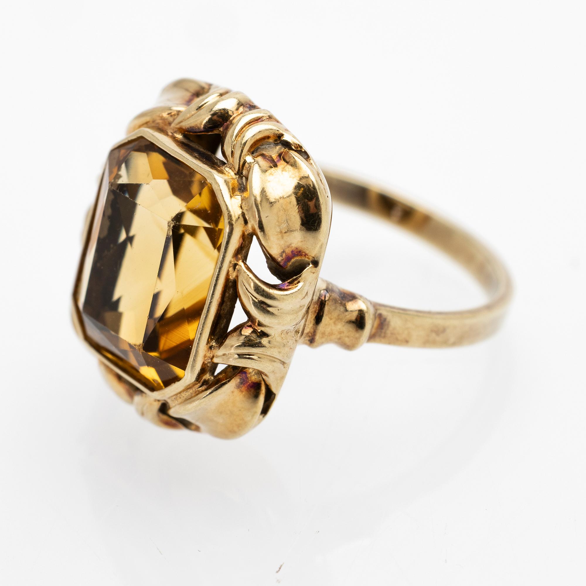 14K gold ring with a citrine.