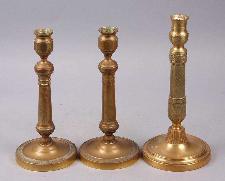 LJUSSTAKAR, 3 st mässing/brons. Empire, 1800-talets första hälft.