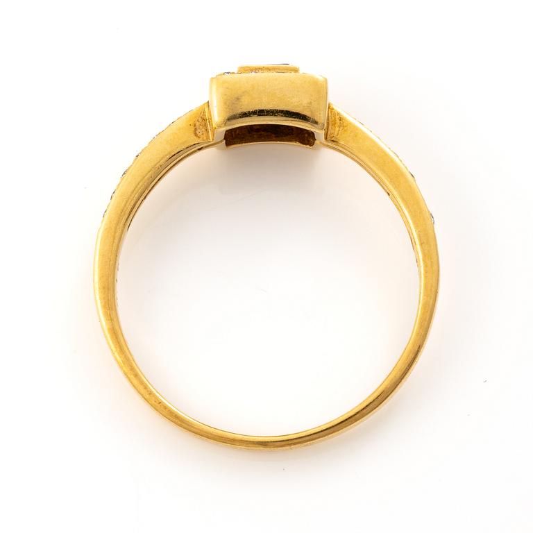 18K gold ring with a sapphire and brilliant-cut diamonds.