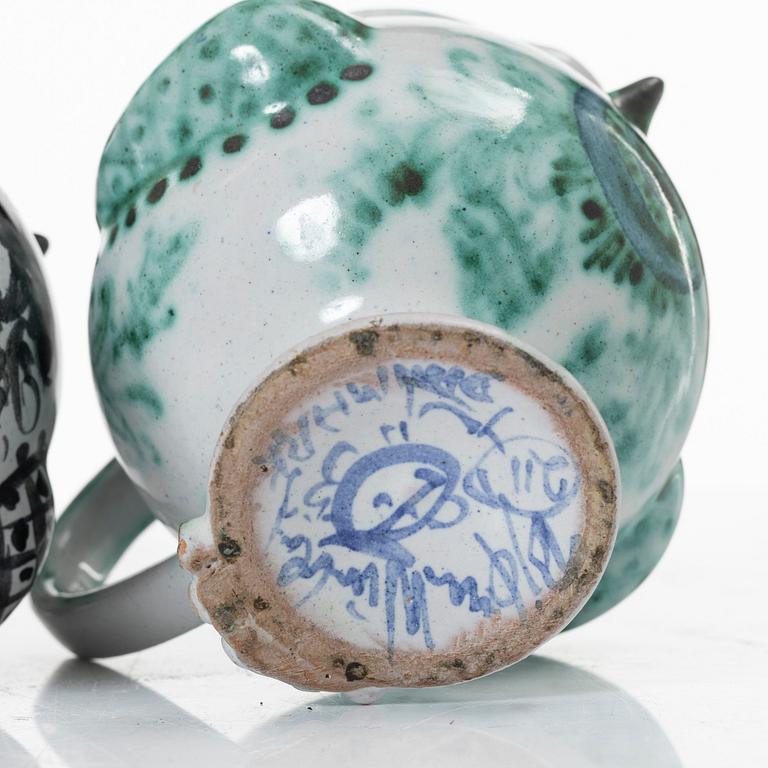 Björn Wiinblad, kannor med lock, två stycken, fajans, signerade och daterade -52 respektive -53.