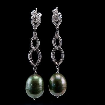 A PAIR OF EARRINGS, 88 brilliant cut diamonds 0.85 ct,  green baroque pearl 11 mm.