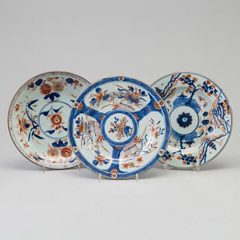 Three imari export porcelain dishes, Qing dynasty, early 18th century.