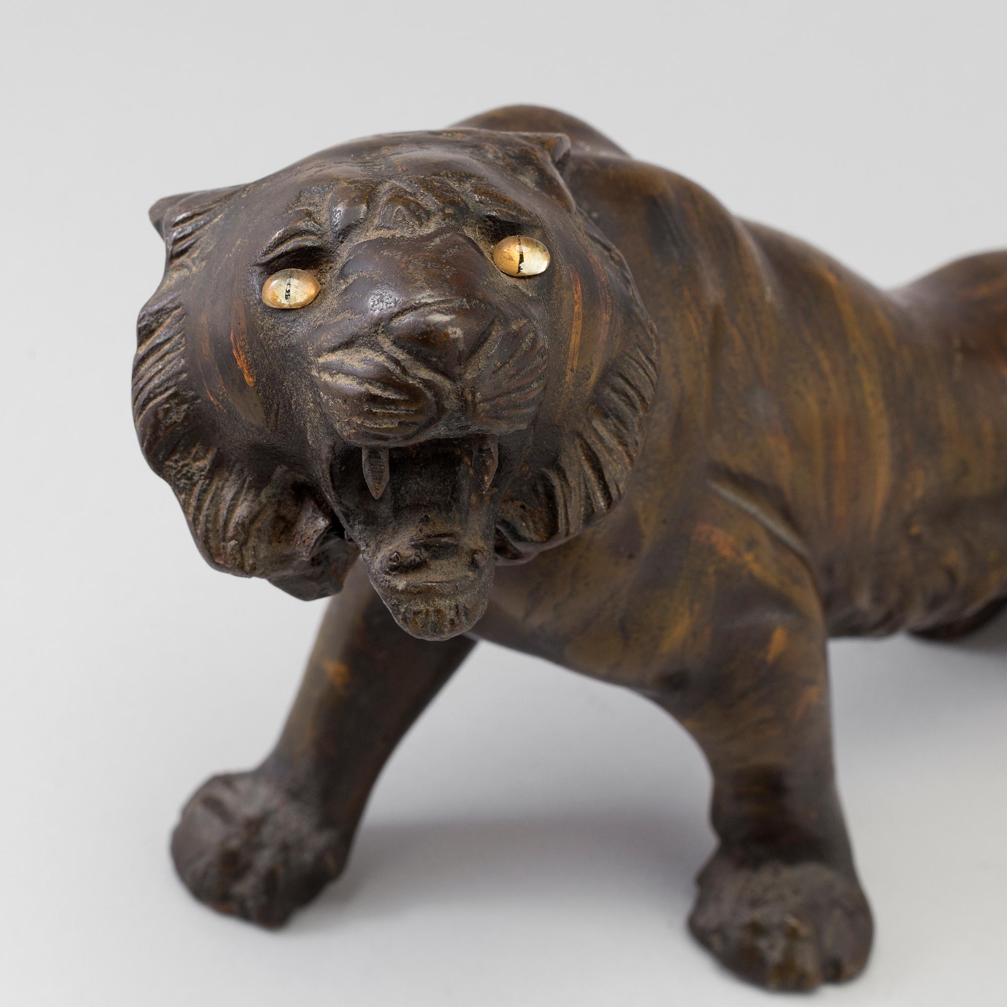 A Japanse bronze tiger, 20th Century.