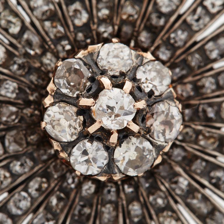 A star brooch in 14K gold and silver set with old-cut diamonds.