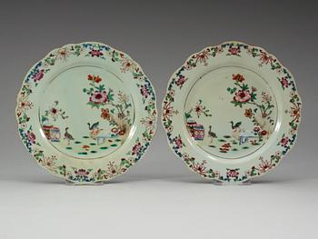 FAT samt TALLRIKAR, fyra stycken, kompaniporslin. Qing dynastin, Qianlong (1736-95).