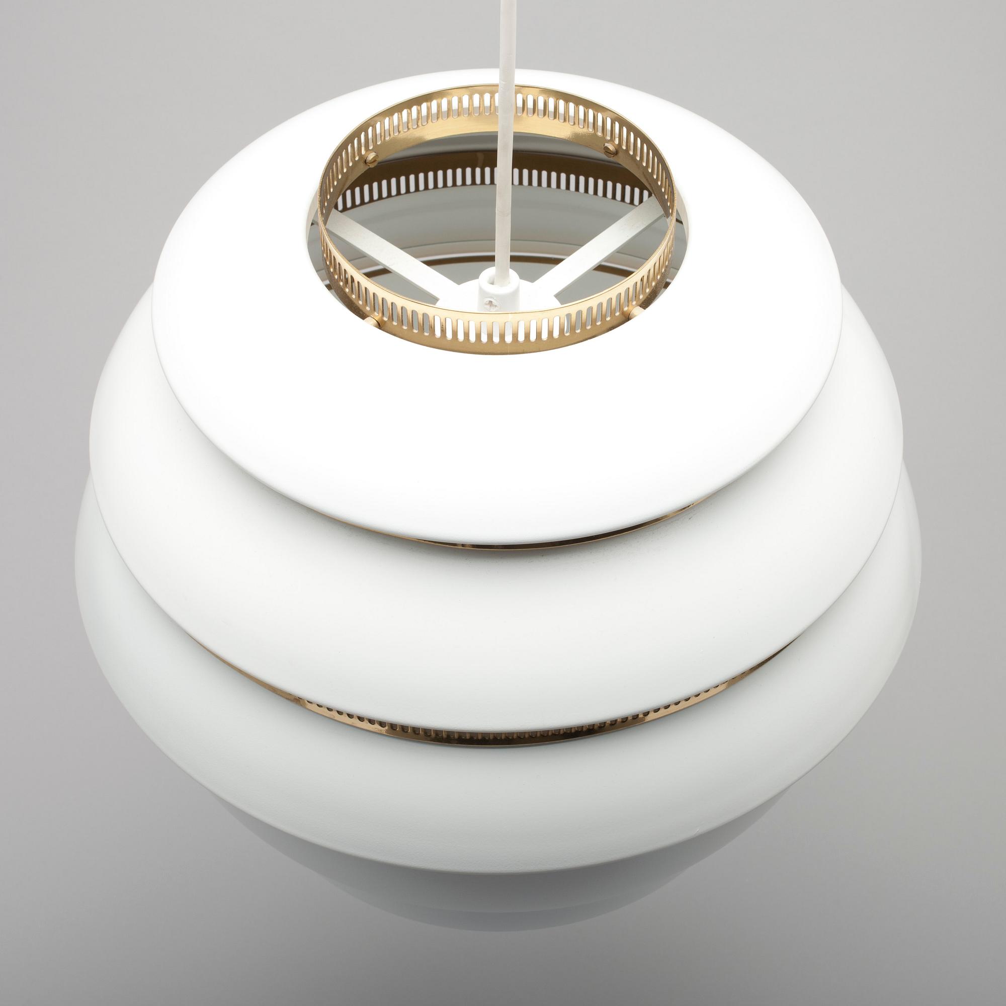 TAKLAMPA, A331 "Bikupa". Målad plåt och mässing, Alvar Aalto, Artek. 1900-talets senare hälft.