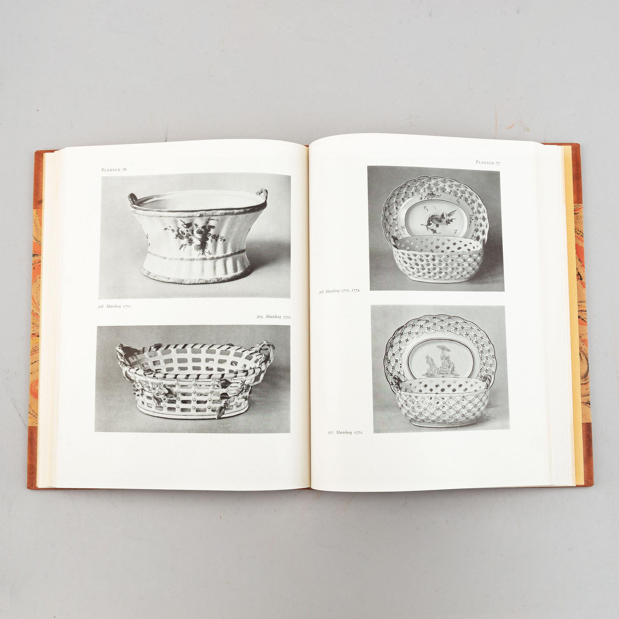 Böcker, 3 st, kataloger, bl.a. "Waldemarsuddes Konstsamling" med dedikation av Prins Eugen 1942.