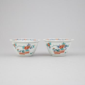 A pair of Japanese kakiemon bowls, 19th century.
