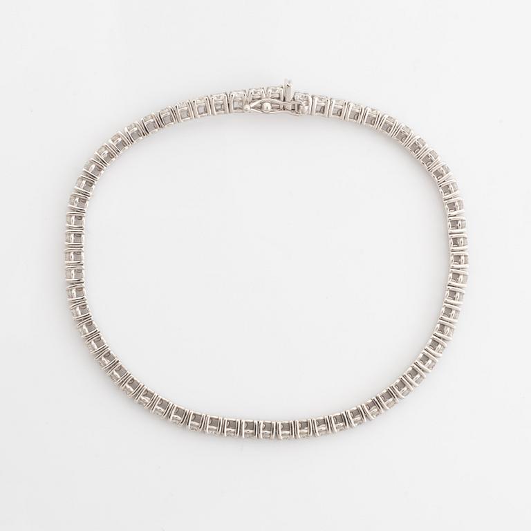 Tennisarmband med briljantslipade diamanter totalt ca 3,72 ct, med report HRD.