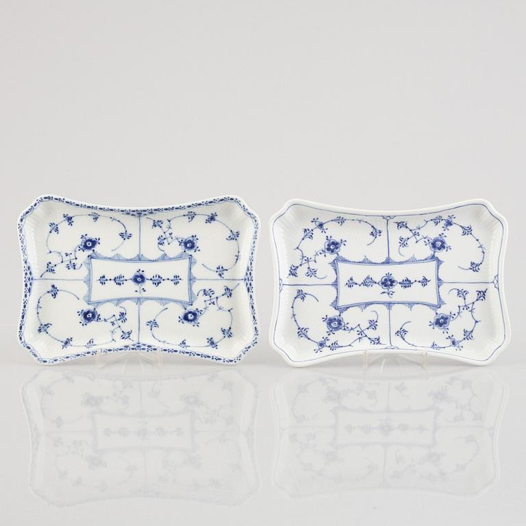 Two 'Blue Fluted' / 'Musselmalet riflet' serving dishes / trays, Royal Copenhagen, model 269 and 716, 1960s.