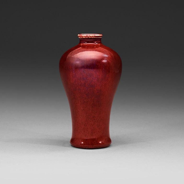 A 'sang de boef' glazed Meiping vase, Qing dynasty, 1700-tal.