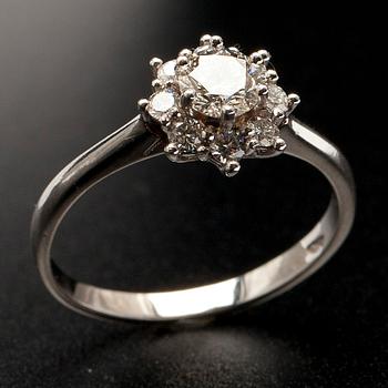 RING, vitguld 18K, briljantslipade diamanter tot. 0,70 ct. Vikt  2,77 g.
