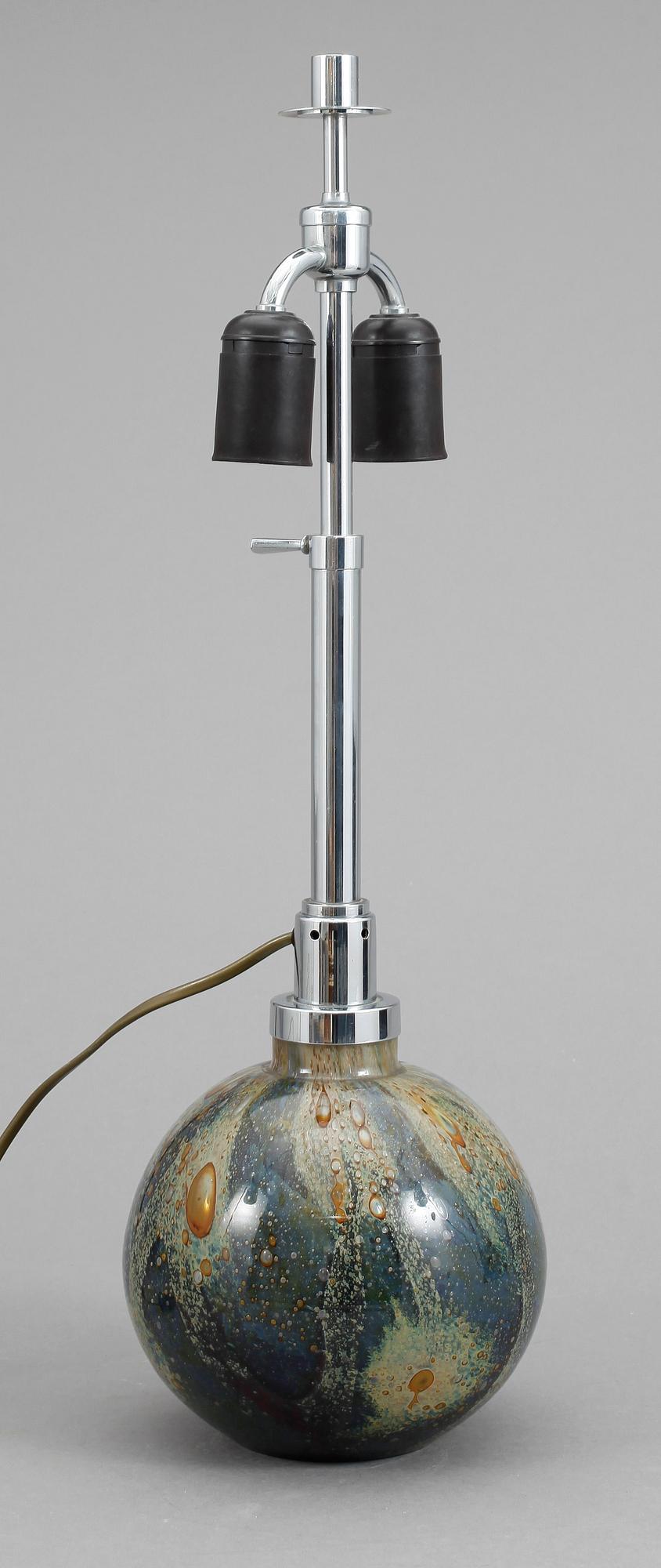 BORDSLAMPA, glas och metall, troligen WMF Ikora, 1900-talets första hälft.