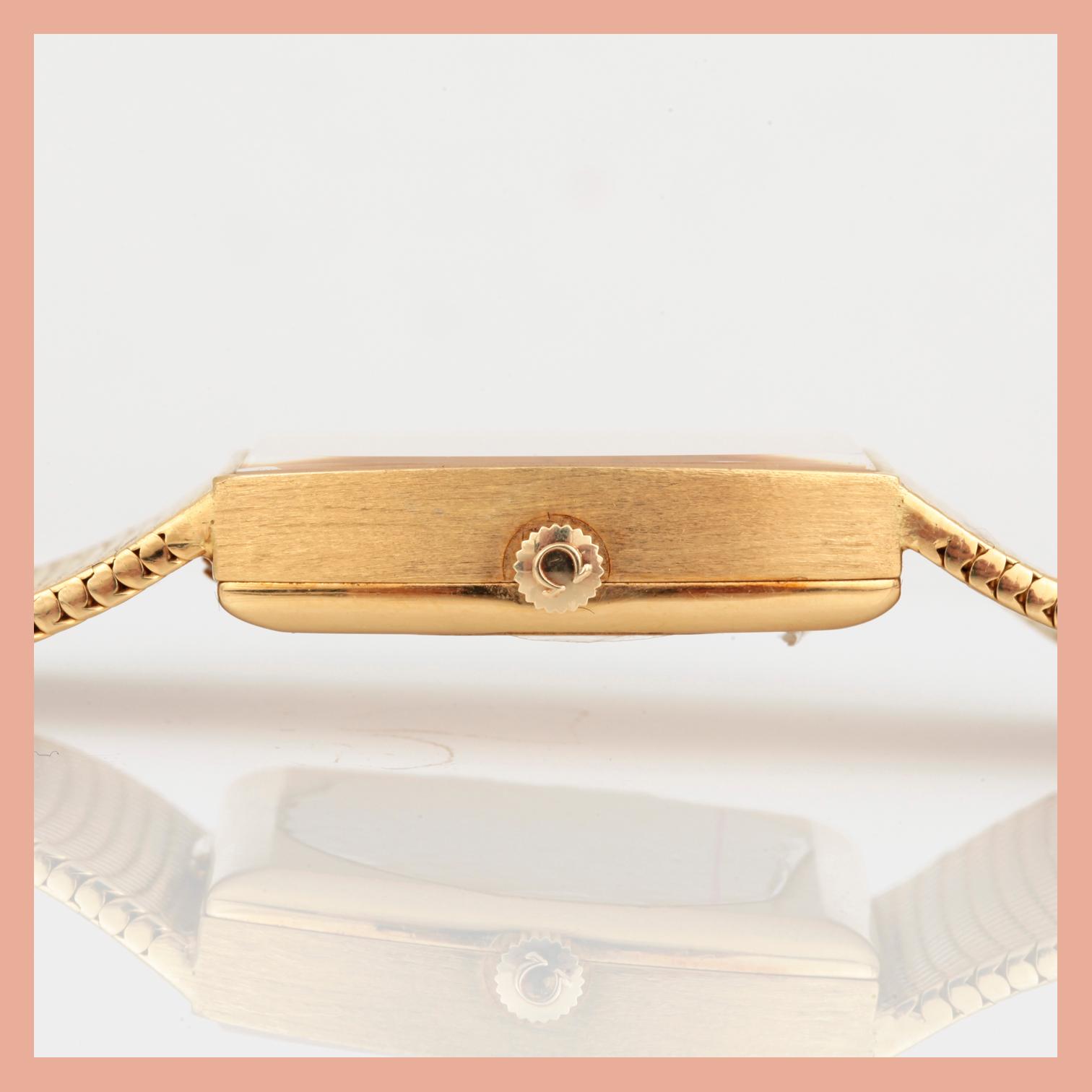 MANSCHETTKNAPPAR samt ARMBANDSUR, 18K guld med korall och olika slipade diamanter, Omega.