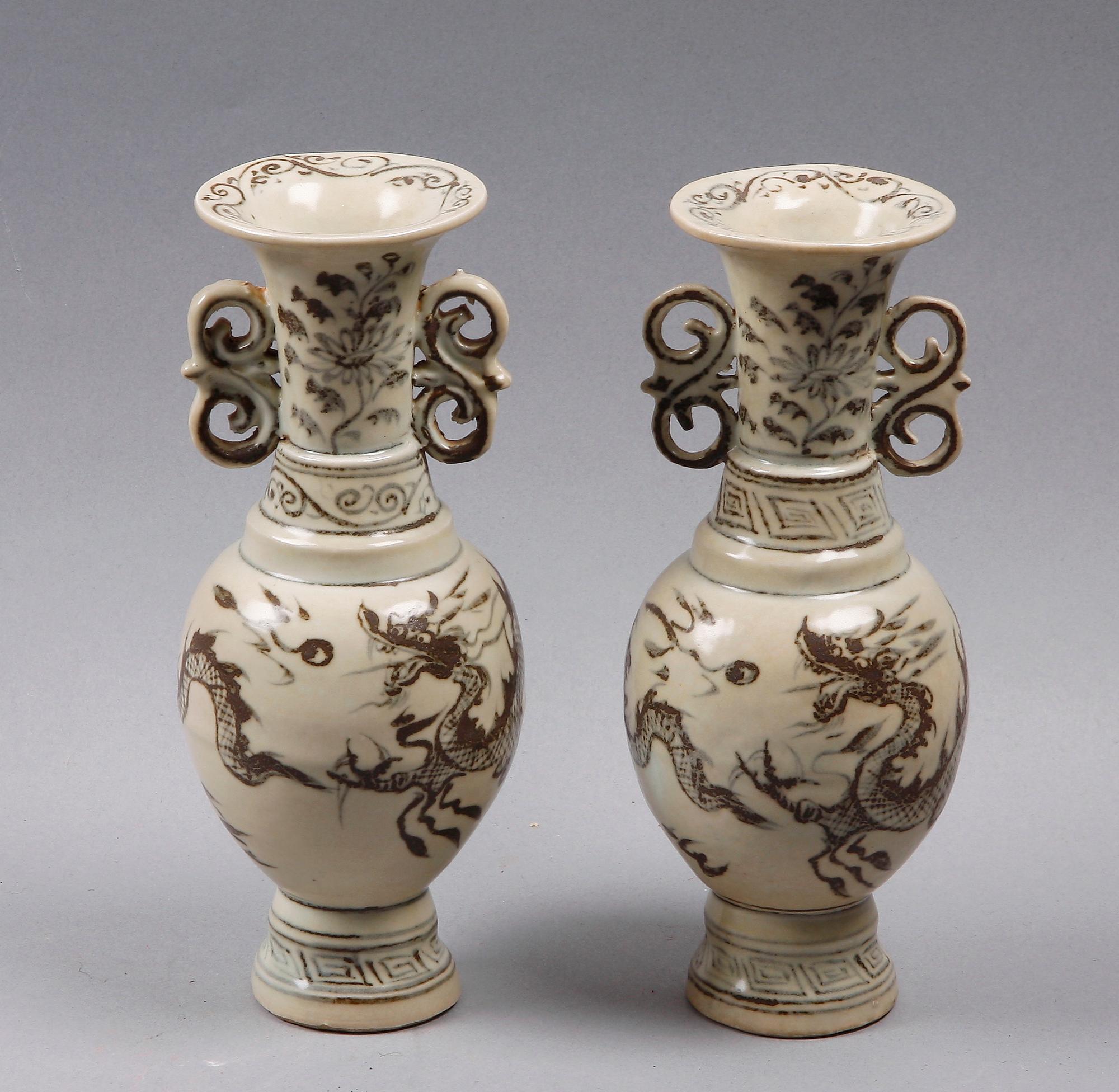 VASER, 2 st. Porslin. Kina.