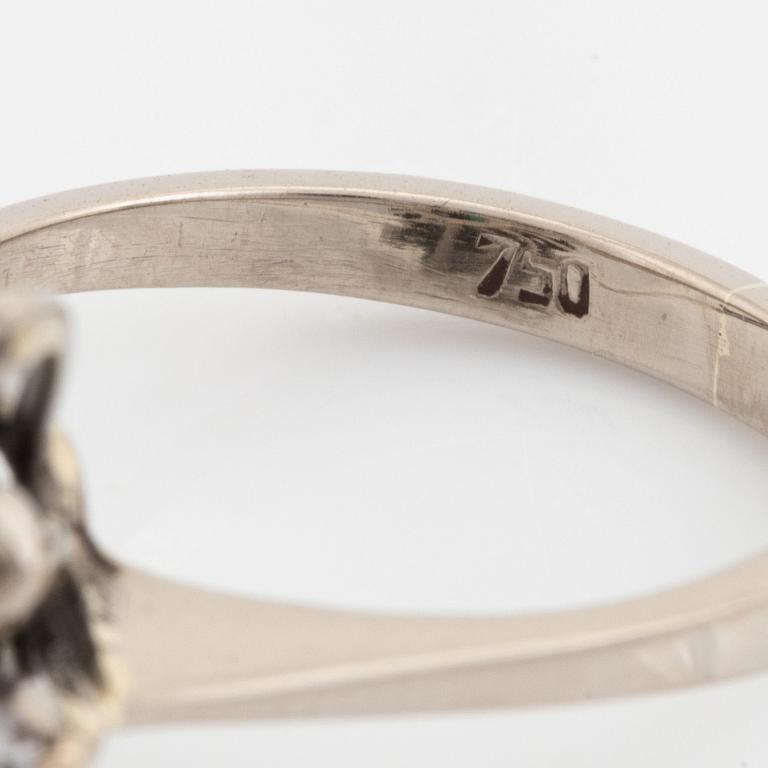 Ring med smaragd och diamanter.