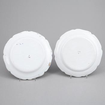 TALLRIKAR, ett par, fajans, Sverige, 1700-tal.