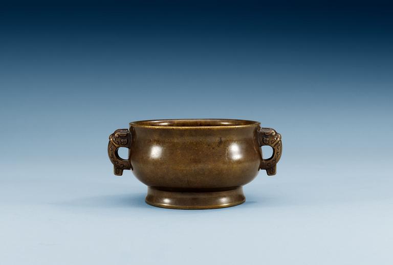 A bronze censer, Qing dynasty, 18th Century with Xuande´s six character mark.