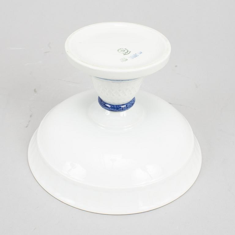 A Royal Copenhagen porcelain service "Blå vifte" by Arnold Krog, 28 pcs, Denmark.