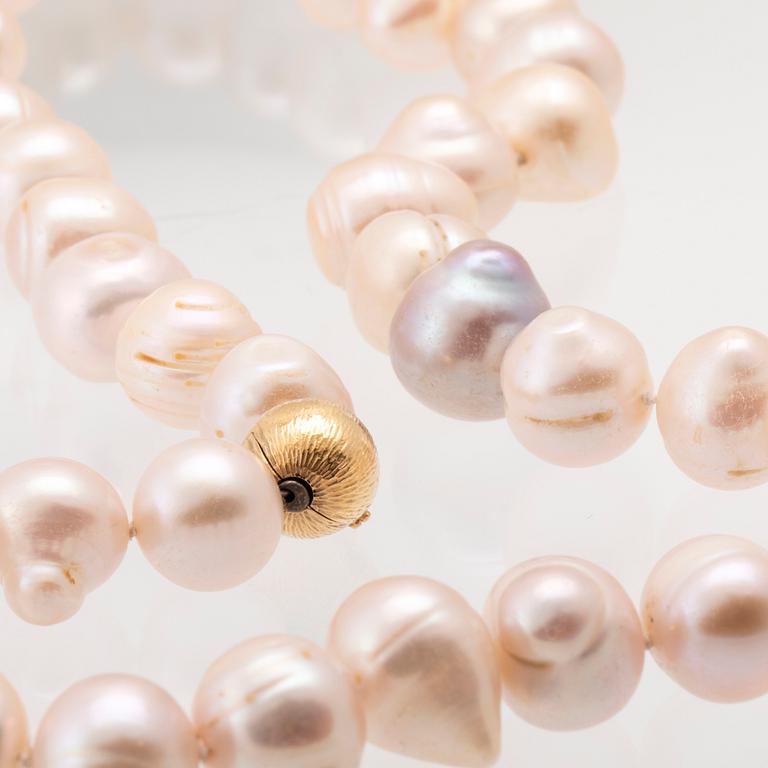 Ole Lynggaard, clasp in 18K gold with cultured baroque pearls.