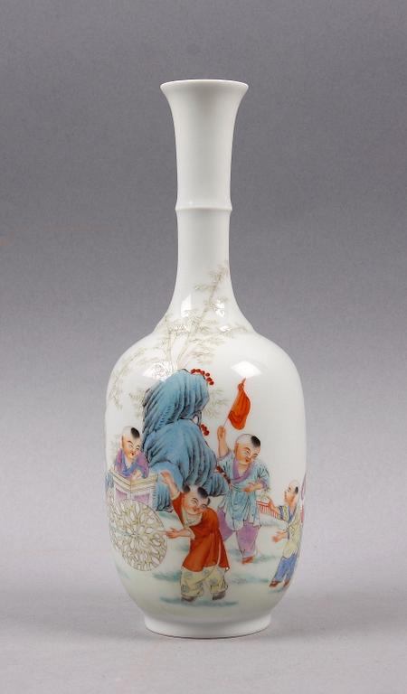 VAS, porslin, Kina. 1900-talets första hälft.