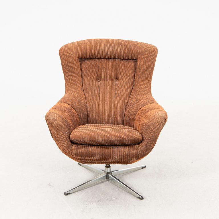 A 1970s easy chair.