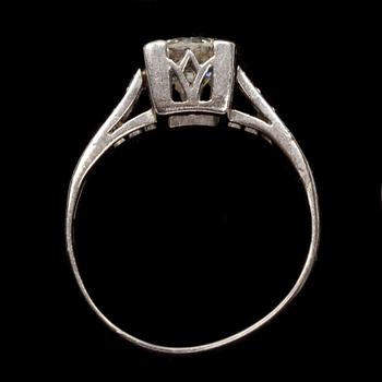 RING, 18k vitguld med briljantslipad diamanter, tot ca 0,96 ct. C G Hallberg, Stockholm 1973. Vikt ca 2,5 g.