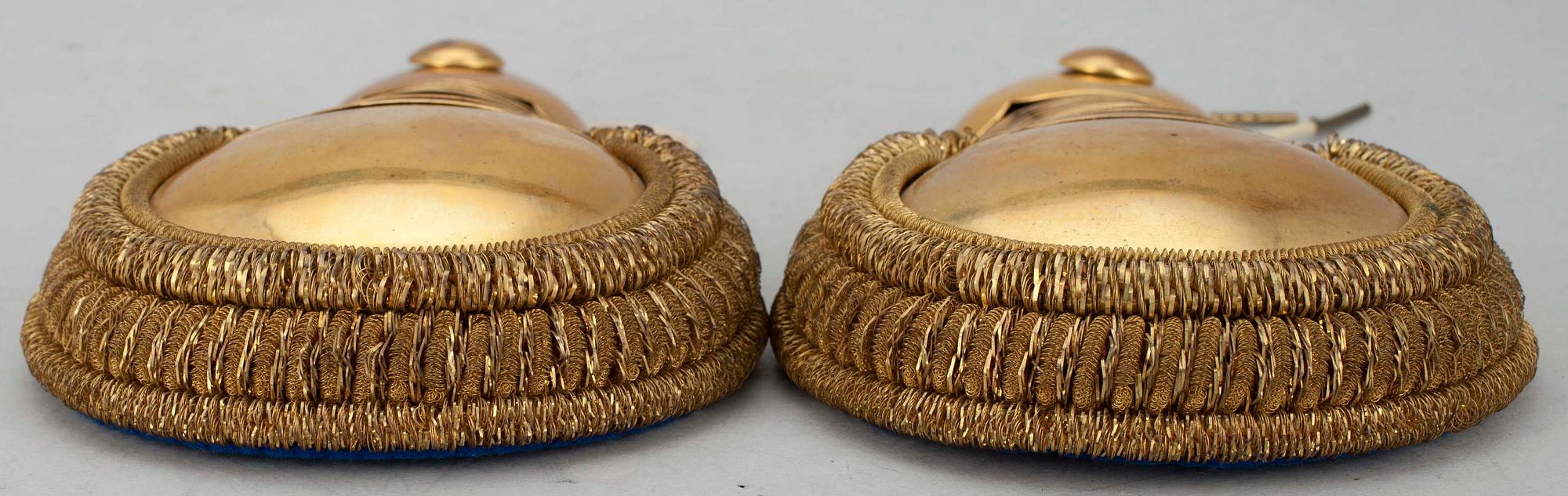 EPÅLETTER, ett par, mässing Storfurstendömet Finland, 1800-talets senare hälft.