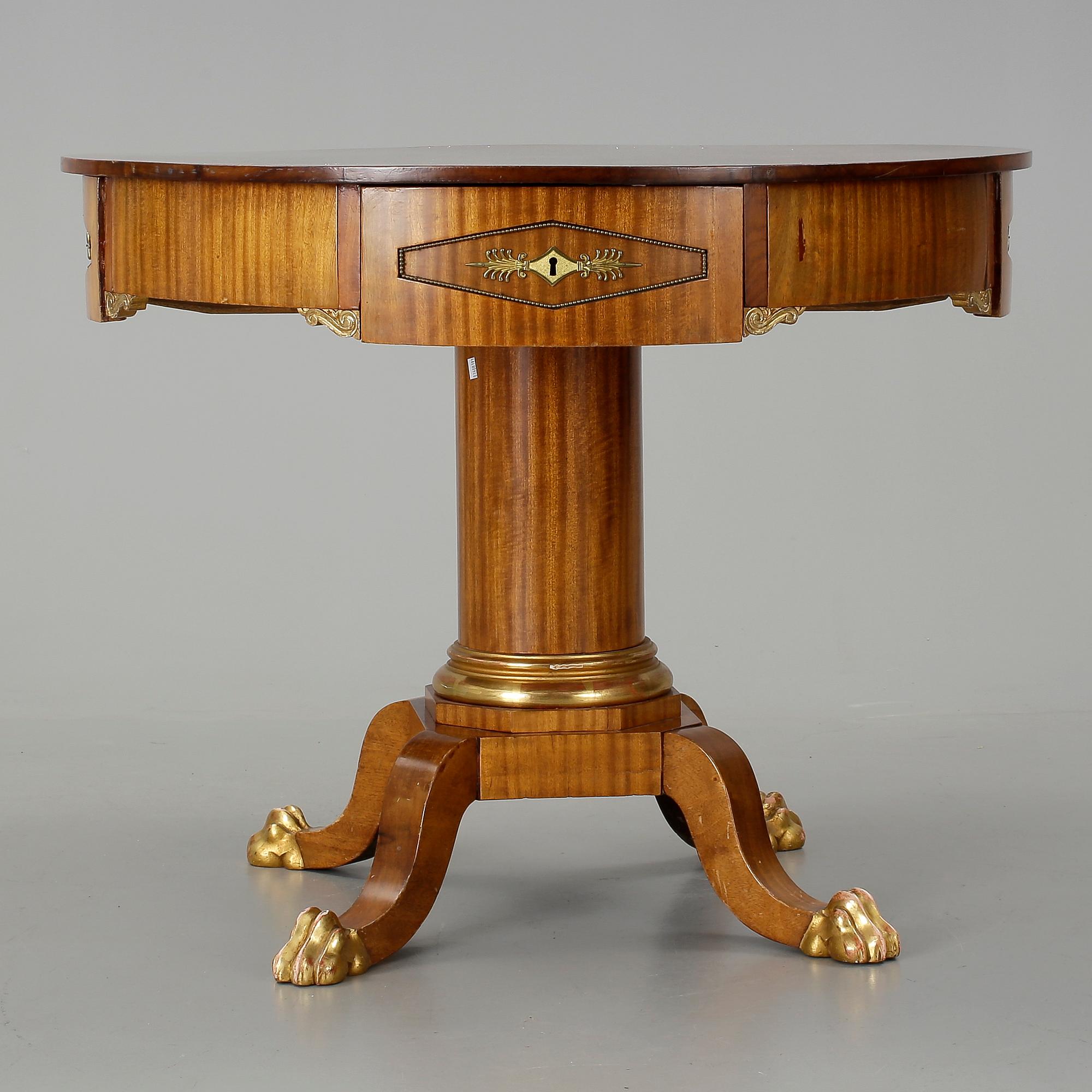 BORD. Empirestil, 1900-talets början.