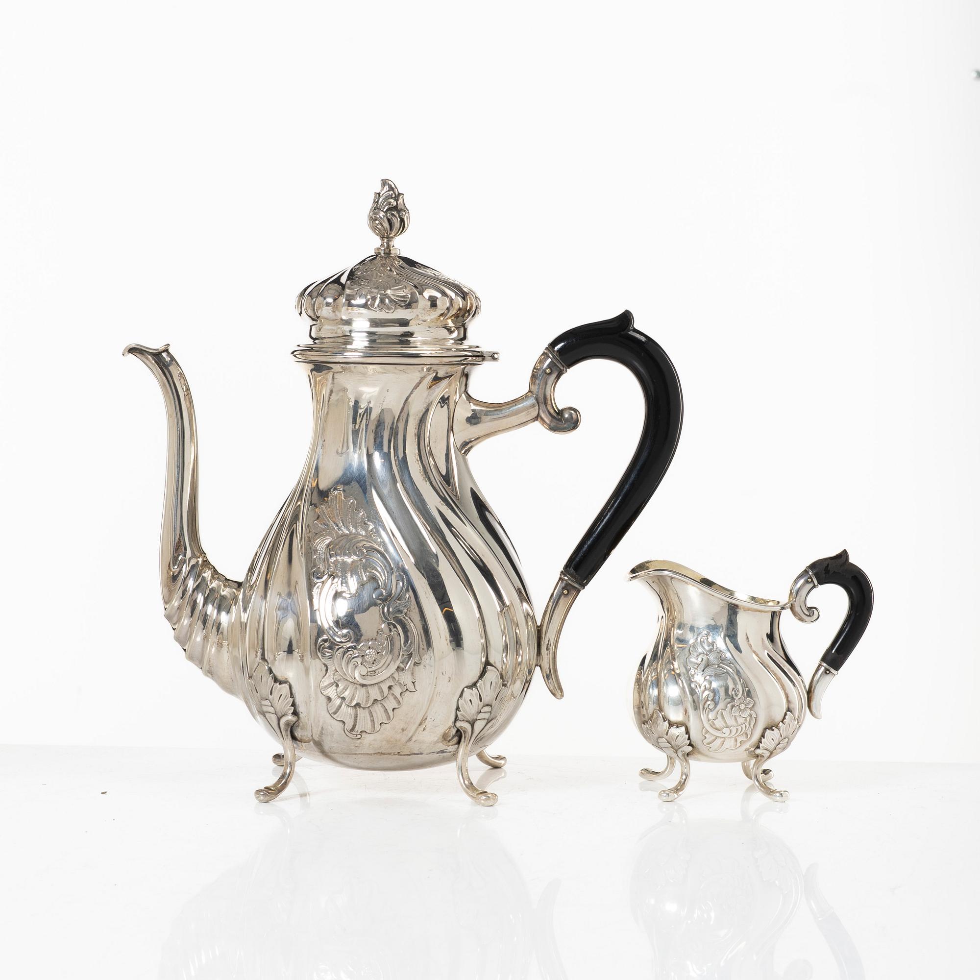 Kaffekanna och gräddkanna, silver, rokokostil, CG Hallberg, 1934.