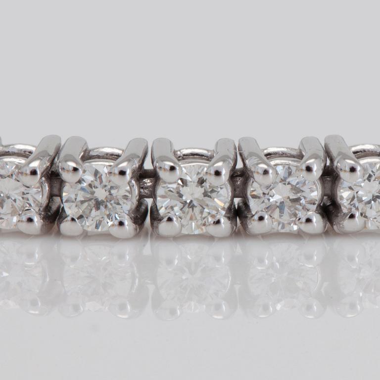 A 2.54 ct brilliant-cut diamond bracelet.