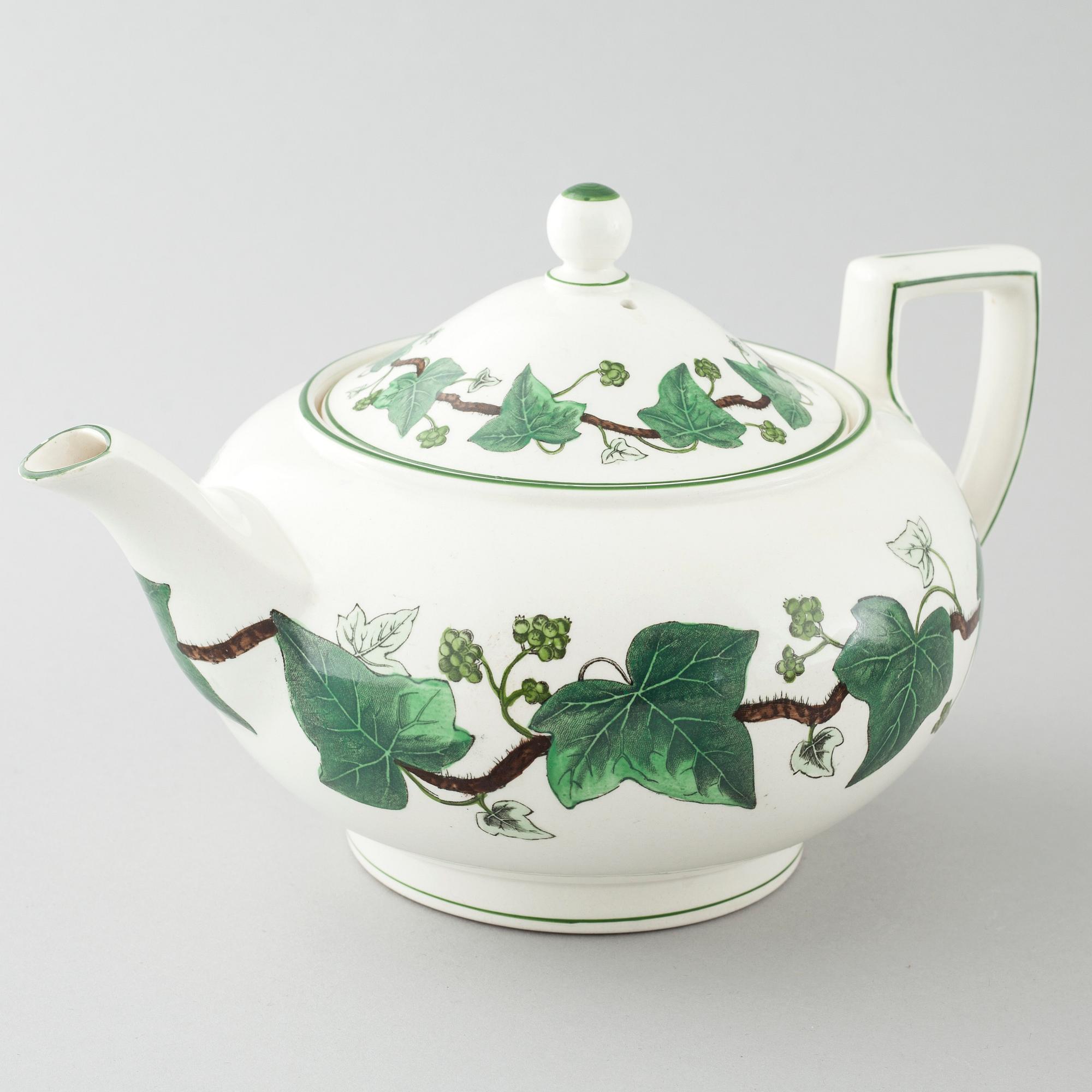 22 pieces of "Napoleon Ivy" in earthenware, made by Wedgewood, 20th century.