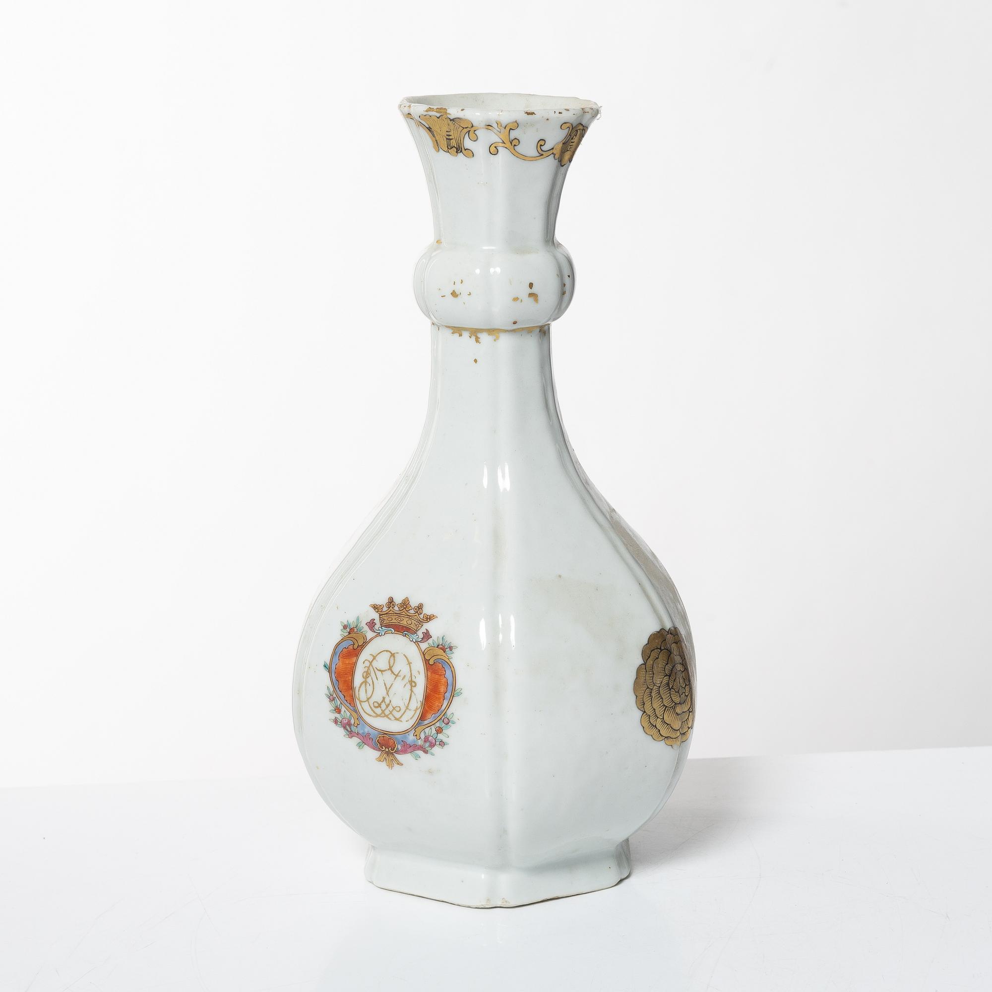 Flaska, vapenporslin. Qingdynastin, 1700-tal.