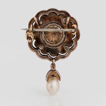 Brosch/hänge med en boutonformad pärla och en droppformad pärla samt rosenslipade diamanter.