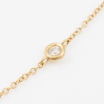 Necklace in 18K gold with a faceted heart-shaped sapphire and round brilliant-cut diamonds.