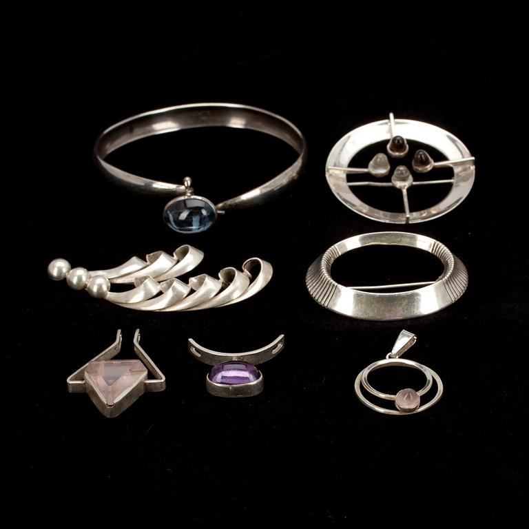 SMYCKEN, 7 st, silver, diverse stenar samt finska stämplar, bl.a. Elis Kauppi och Salovaara. 1900-talets senare hälft.