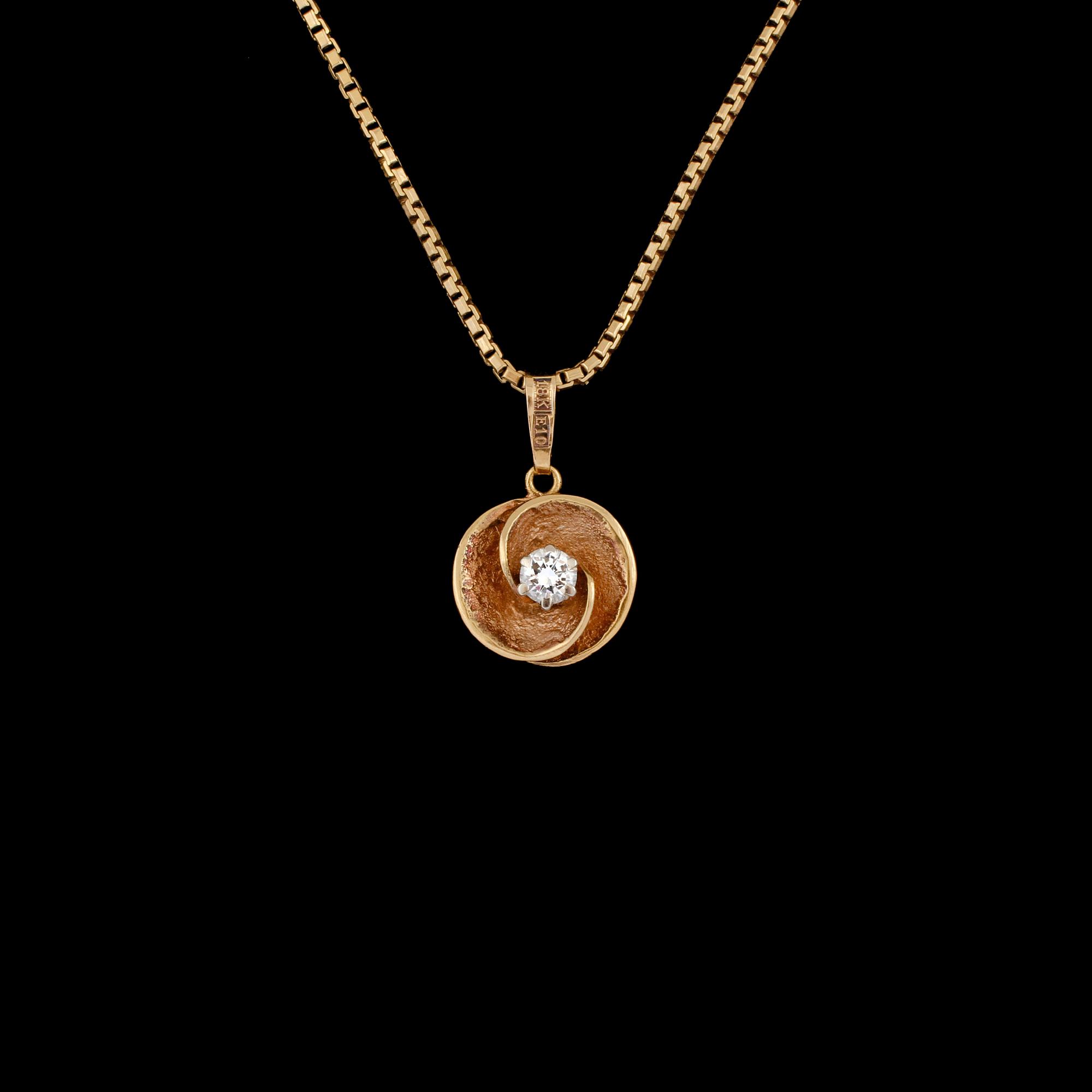 HÄNGE, 18K guld med briljatnslipad diamant, ca 0.23 ct, MEMA, Lidköping, 2003. Vikt 9,8 g.