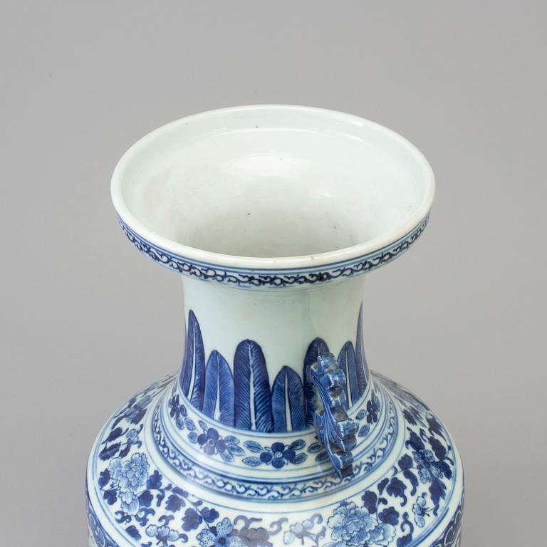 A large blue and white porcelain vase, Qing dynasty, late 18th/early 19th century.