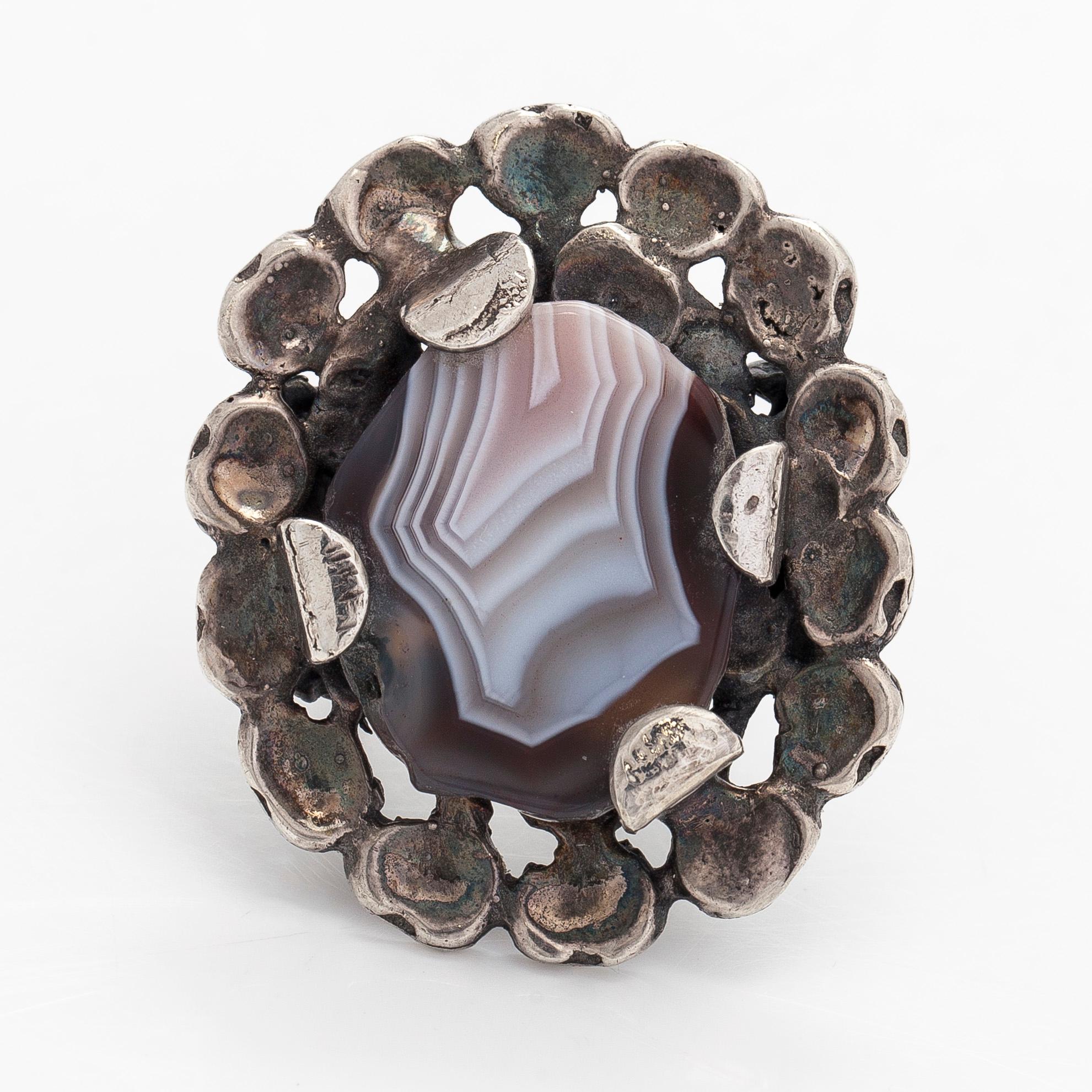 Pentti Sarpaneva, sormus, hopeaa ja akaatti. Turun Hopea, Åbo 1973.