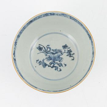 A blue and white Chinese porcelain charger and a bowl, Qing Dynasty, Qianlong (1736-95).