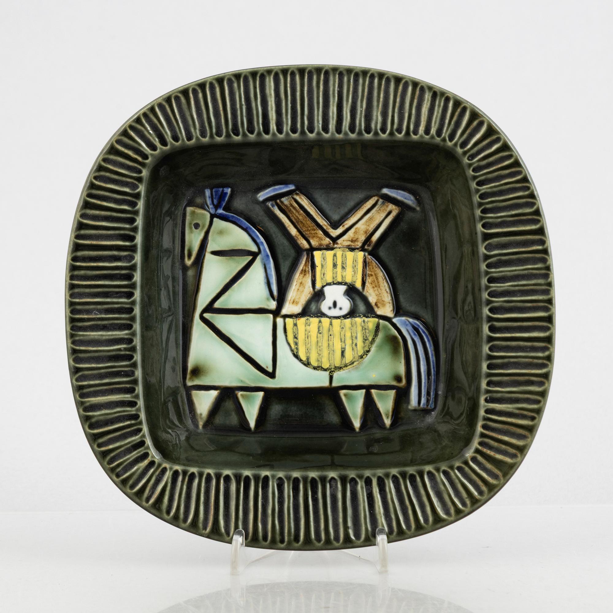 Lisa Larson, askfat och väggrelief ur serien "Harlekin" och ljusstake ur serien "Advent", Gustavsberg.