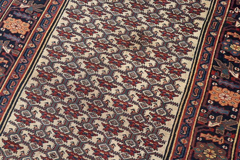 Gallerimatta, antik Bidjar, Västra Persien. 380 x 170 cm.